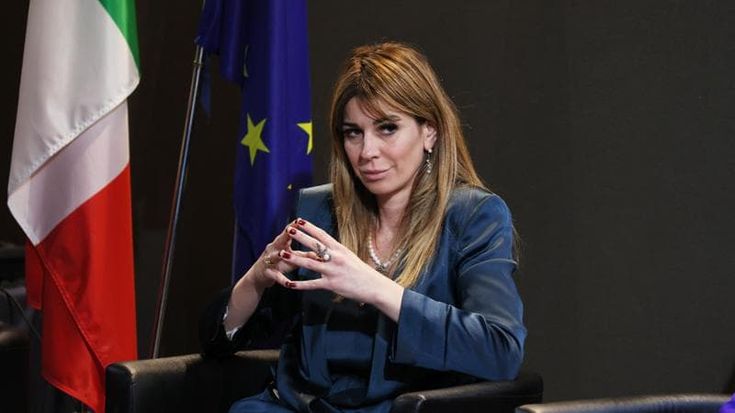Siracusano: “Insulti sessisti? C’è un deficit culturale. Servono denunce e leggi”