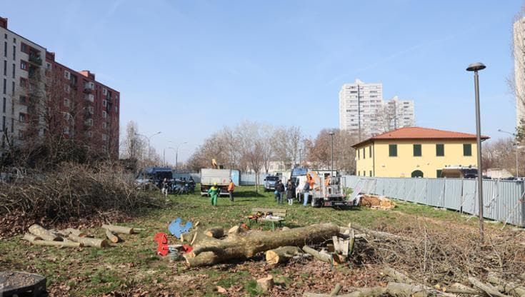 Taglio degli alberi al cantiere del MuBa al Pilastro. Polizia schierata, la protesta degli attivisti