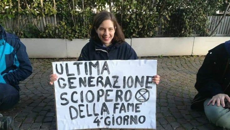 "Io pronta a morire per difendere il clima". La battaglia di Laura in ospedale al sesto giorno dello sciopero della fame
