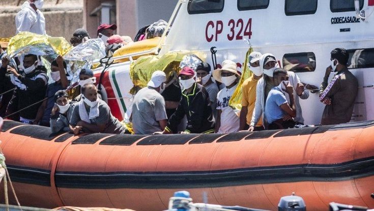 Migranti, Sos di Alarm Phone: "In 70 alla deriva". Aita Mari ne soccorre 102 al largo della Libia