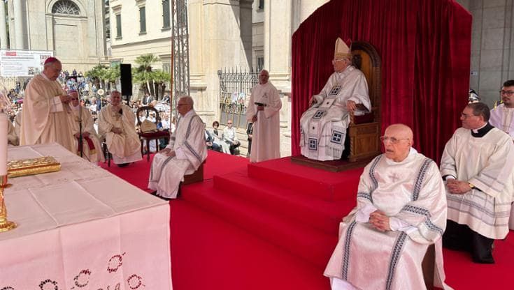 Il cardinale Re al duomo di Pompei: “Il mondo aspetta il nuovo Papa, spero in fumata bianca stasera”