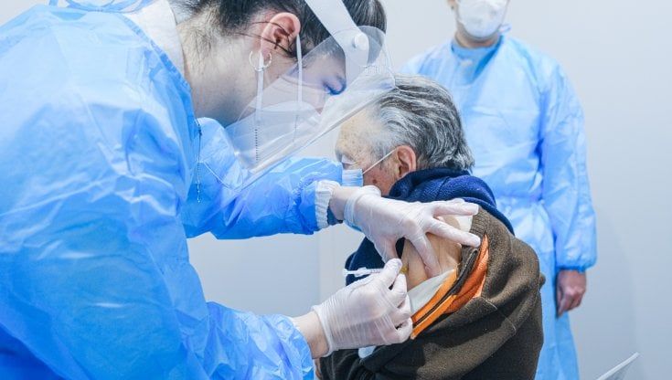 Vaccini tra social e politica, lo studio: il dibattito anima la rete, ma non il Parlamento. E l'anti-scienza scompare dai partiti 