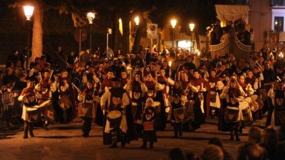 Bari vecchia, lite in strada tra due timpanisti del corteo storico: accoltellato 18enne 
