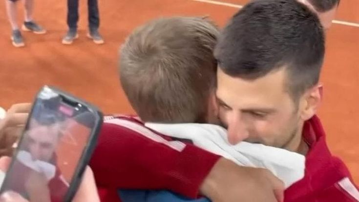 Djokovic e l’abbraccio commovente col piccolo tifoso che l’ha sostenuto fino a notte fonda
