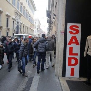 Saldi, a Roma &egrave; "window shopping": folla davanti alle vetrine ma pochi acquisti