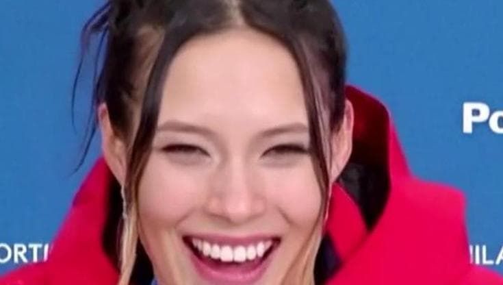 Sci freestyle, la campionessa Eileen Gu risponde con una risata al giornalista: "Parlare di ori persi è ridicolo"