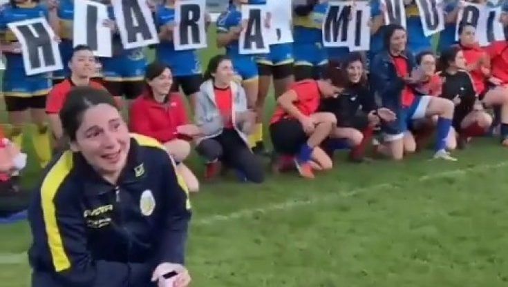 Ester e Chiara, la proposta di matrimonio è sul campo da rugby: "Ci sposiamo perché ci amiamo e per non essere invisibili"