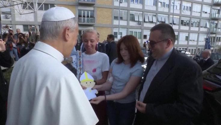All'uscita dal Gemelli una giovane ucraina regala a Leone un pupazzo di stoffa: "Ti proteggerà"