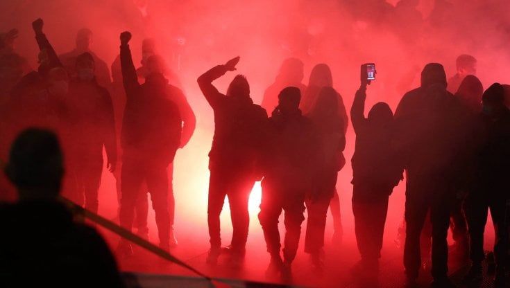 Misure anti Covid, tensione al corteo di Brescia: esplode una bomba carta. Ferito un ultras
