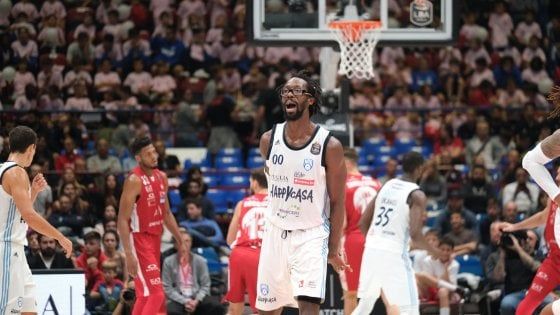 Basket, colpo grosso dell'Happy Casa Brindisi: a Milano batte l'Olimpia e arriva in vetta alla classifica di A