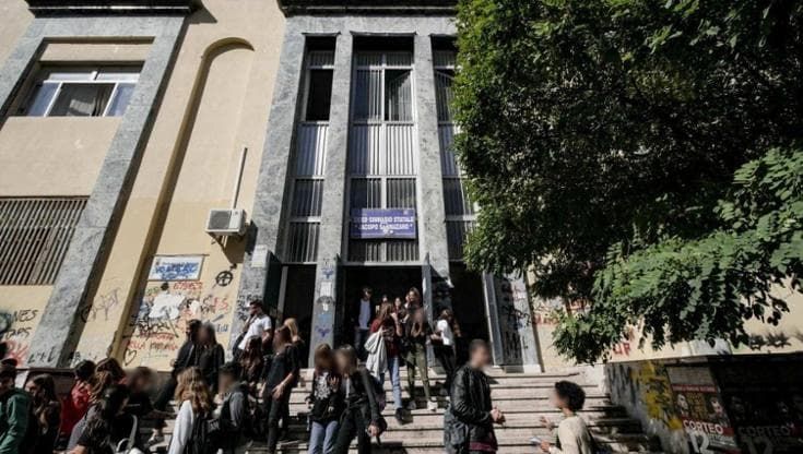 Gli studenti girano video prima di smobilitare: “Sannazaro occupato senza danni”