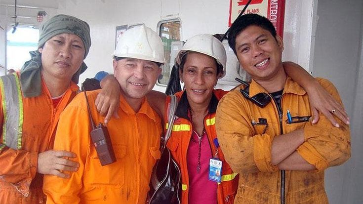 Filippine, l’altro costo della guerra: 20mila marittimi bloccati sulle navi senza tutele