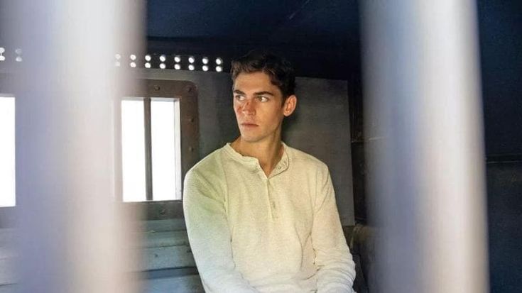 “Young Sherlock”, la serie di Guy Ritchie con Hero Fiennes Tiffin giovane star da 6 milioni di fan