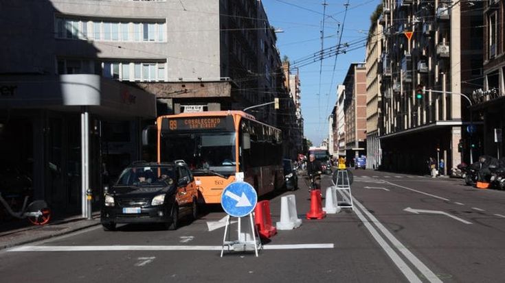 Quei vandali che spostano i cartelli delle deviazioni del traffico. Il Comune: “Incivili”