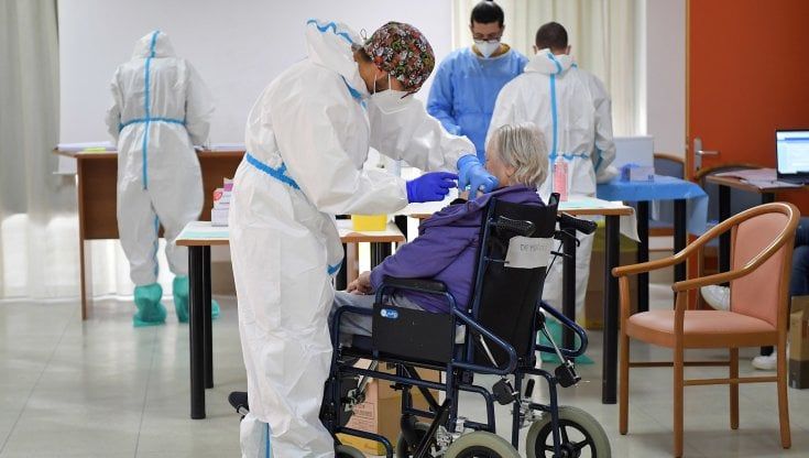 Vaccino over 80 nel Lazio, ecco come ci si prenota 