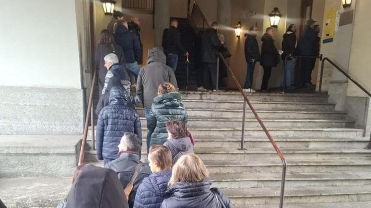 Torino, corsa al duplicato della tessera elettorale: code sotto la pioggia in corso Valdocco