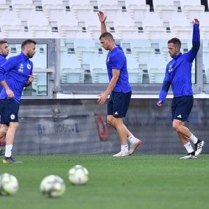 Italia-Bosnia a Torino, ultrà in piazza San Carlo: esplodono petardi e mettono bandiera sulla statua