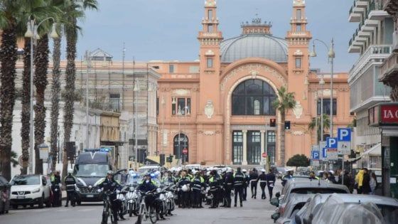 Centro di Bari chiuso dalla festa dei vigili, la protesta di un lettore: "Non vi sembra di esagerare?"