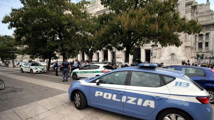Milano, inseguito e picchiato con calci in faccia dopo aver rubato un cellulare: è gravissimo