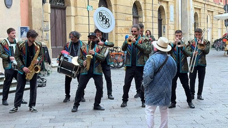 Dalla è tornato: il sosia di Lucio gira in piazza il documentario sul jazz