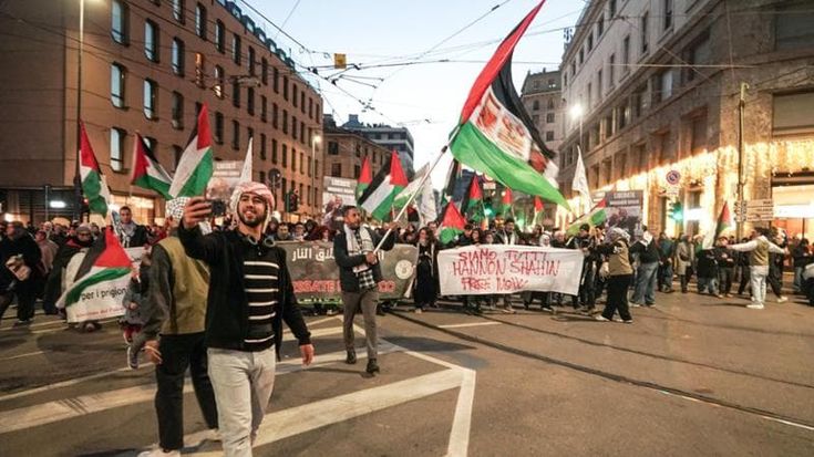 Lavoratori della cultura e attivisti per Gaza: in piazza Scala va in scena la protesta