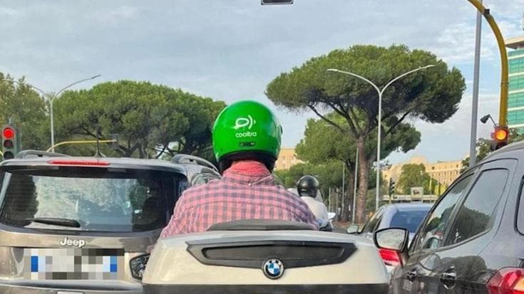 Caschi Cooltra rubati, l’azienda di sharing denuncia Vinted, eBay e Subito: “Via le inserzioni”