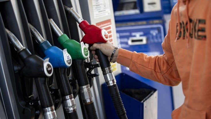 Il taglio delle accise non ferma l'aumento dei prezzi della benzina. Il self sale a 1,809 euro al litro. Corsia preferenziale per la stretta sui controlli
