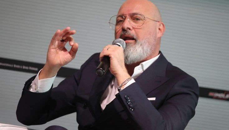 Vaccini, Bonaccini: "Meloni e Salvini lisciano il pelo ai no-vax" . Delta, Ricciardi: "Quasi impossibile l'immunità di gregge"