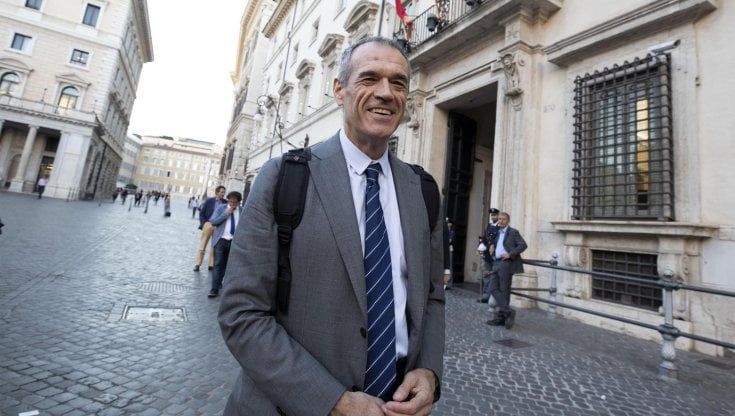 Elezioni politiche, Carlo Cottarelli capolista in Lombardia: la mossa che riapre i giochi per le Regionali 