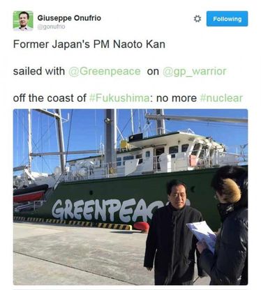 Fukushima, l'ex premier giapponese sulla nave di Greenpeace: stop al nucleare 