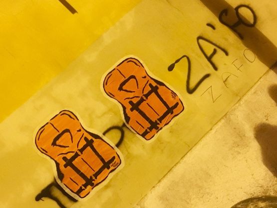 Foggia invasa dai murales con i salvagente dei migranti 