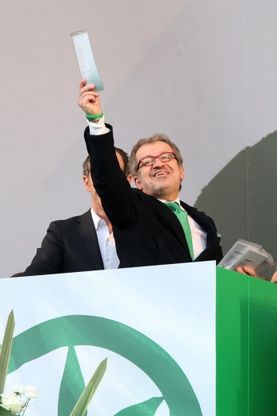 Pontida, Maroni mostra i diamanti<br />sequestrati al tesoriere della Lega