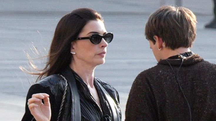 Capelli sciolti e occhiali da sole, Anne Hathaway corre in Duomo tra i passanti per il film