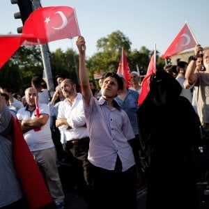 I mercati fanno i conti con la Turchia: la lira crolla, possibile shock sulle azioni di Istanbul