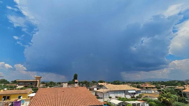 Temporali su Roma, alberi caduti e strade chiuse: poi sole fino a 36 gradi per tutto il weekend