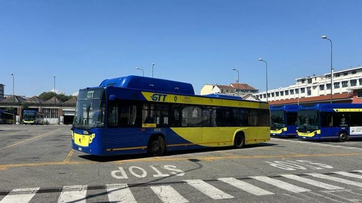 Autista investita da un bus dentro il deposito Gtt di corso Novara, è gravissima