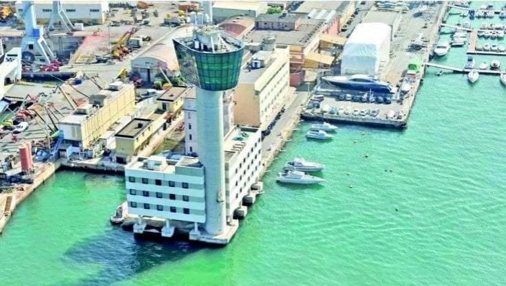 Processo Torre Piloti, la procura generale contesta il sopralluogo dei giudici in porto: rischio trasferimento sede