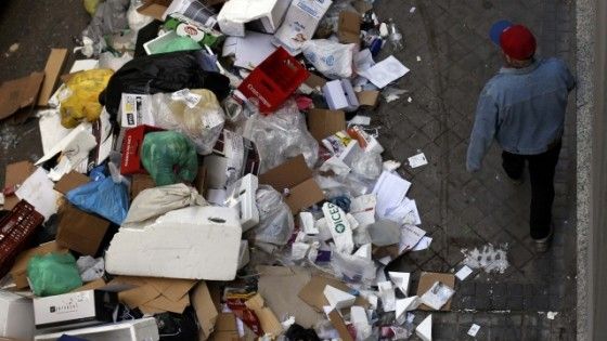 A Madrid &egrave; emergenza rifiuti. E il reporter insegue un osso abbandonato