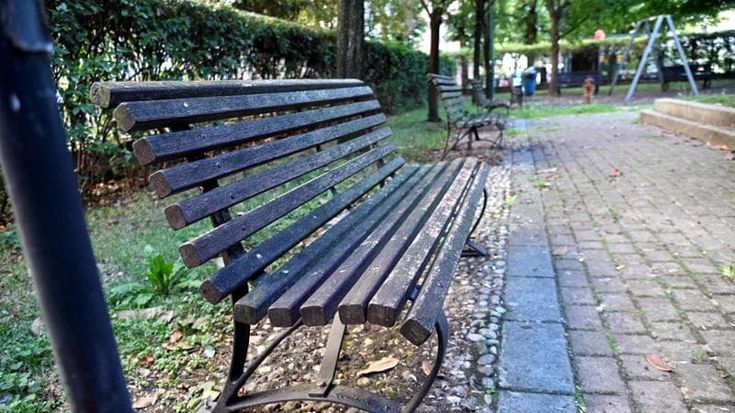 Pedina due ragazzine, le minaccia e le violenta in casa: fermato, in borsa aveva alcolici e fascette