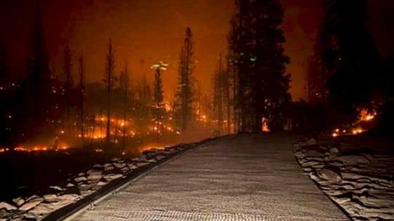 Incendi in California, elicotteri salvano 200 campeggiatori intrappolati: "Mai viste fiamme così"