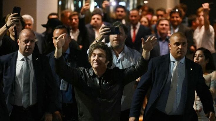 Clacson, cori e leoni: tra i sostenitori di Milei nel bunker di Buenos Aires dopo la vittoria