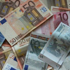 Famiglie e imprese aspettano a spendere: lasciati in banca 64 miliardi in più