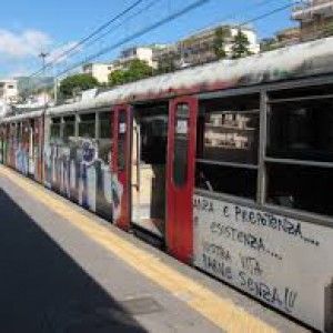 Circum, viaggiatore blocca treno e minaccia il capotreno: "Ti d&ograve; sette coltellate"