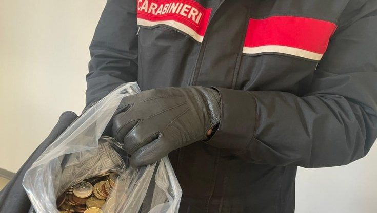 Razzia di monete nei distributori automatici della scuola, ladro arrestato nella notte in piazzale Sicilia
