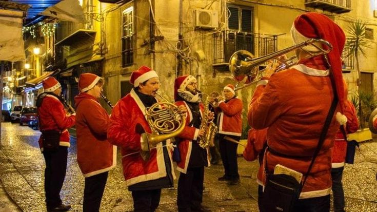 Luminarie d’artista e street band: il Natale al Capo si festeggia così