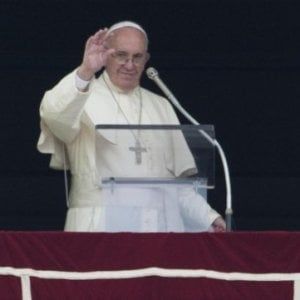 Il Papa: "Se lo smartphone è il tuo idolo, gettalo via"
