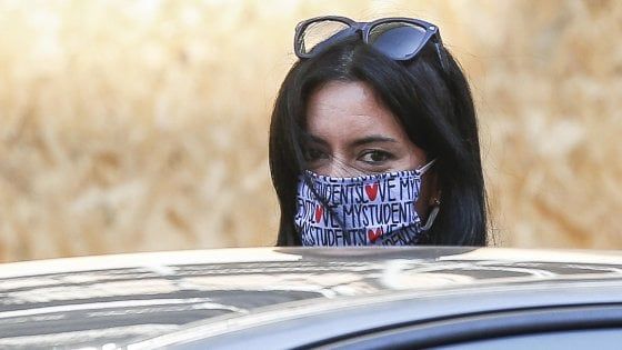 Emergenza Covid, scintille tra Azzolina e Comuni sugli orari di scuola. "Non c’è tempo, ma il governo non decide"