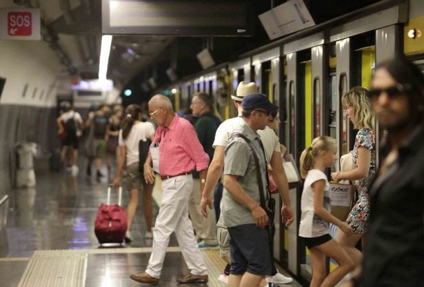 Napoli, linea 1 della metropolitana: le lunghe attese