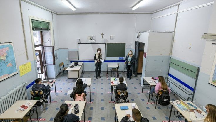 Bus pieni e lacune da Dad, ecco le novità per la scuola: si torna in classe (anche) in taxi, corsi di recupero in presenza alle medie 