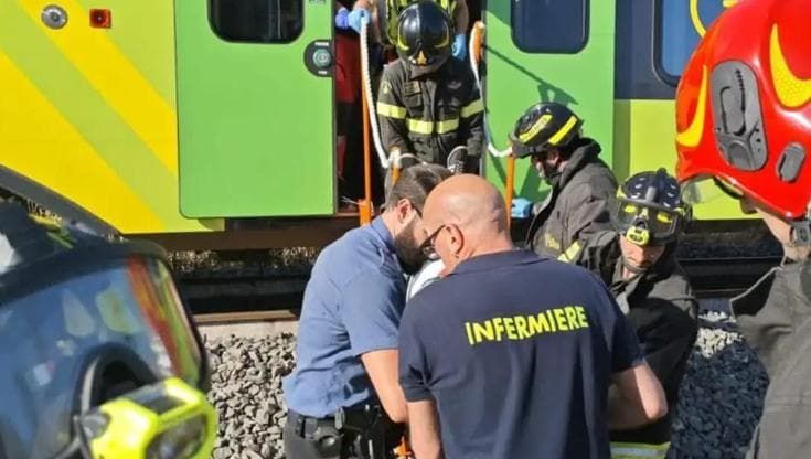 Treno contro un furgone: ferita una turista inglese. È in gravi condizioni